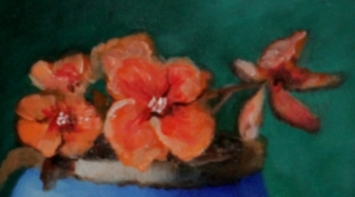 Blauwe pot met oranje bloemen